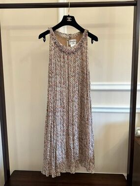 🚩steal CHANEL Tweed-Effect Pleated Sleeveless Midi Dress in Cream and Pink Tones